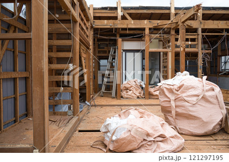 古い木造住宅の解体現場 古い木造住宅の解体現場 121297195