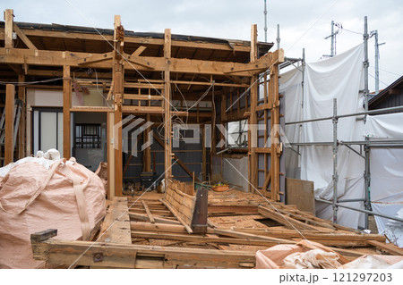 古い木造住宅の解体現場 古い木造住宅の解体現場 121297203