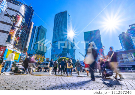 日本東京都市景観 師走の渋谷…ベビカーの母子や子供を抱っこする女性…男性も育児参加…希望の光=1日 日本東京都市景観 師走の渋谷…ベビカーの母子や子供を抱っこする女性…男性も育児参加…希望の光=1日 121297246