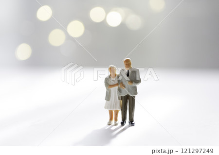 光の中で寄り添う老夫婦 シニアカップル 高齢者カップル 光の中で寄り添う老夫婦 シニアカップル 高齢者カップル 121297249