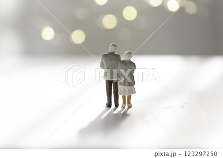 光の中で寄り添うシニアカップルの後ろ姿 光の中で寄り添うシニアカップルの後ろ姿 121297250