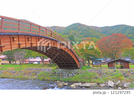 長野県塩尻市、道の駅奈良井木曽の大橋の風景 121297295