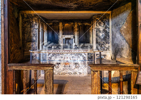 Abandoned and empty medieval Convento dos Capuchos in the Serra de Sintra National Park, Portugal 121298165