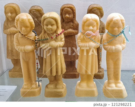 Interior and magnificent azulejo tiling in the famous Santuario de Nossa Senhora da Nazare in Portugal 121298221