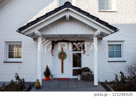 White suburban house decorated for christmas holidays 121298326