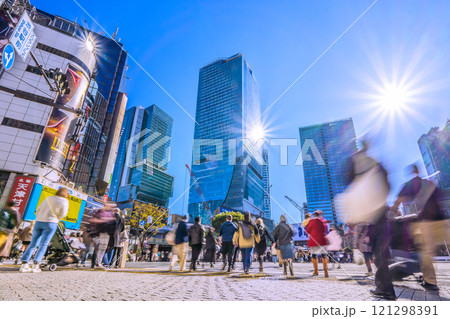 日本東京都市景観 師走の渋谷…ベビカーの母子や子供を抱っこする女性…男性も育児参加…希望の光＝1日 121298391