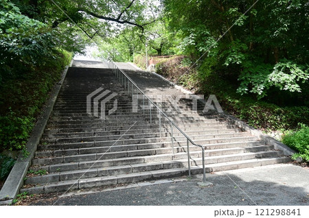 大阪市立大阪城音楽堂付近にある大阪城へと向かう階段 大阪市立大阪城音楽堂付近にある大阪城へと向かう階段 121298841