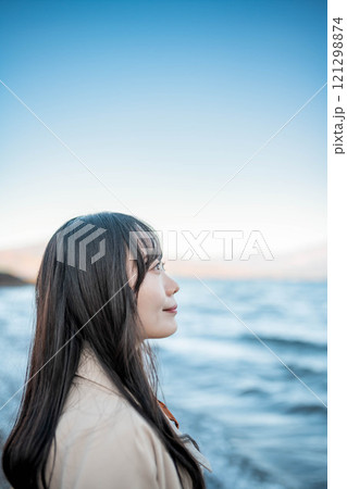 青空と湖とトレンチコートの若い女性 青空と湖とトレンチコートの若い女性 121298874