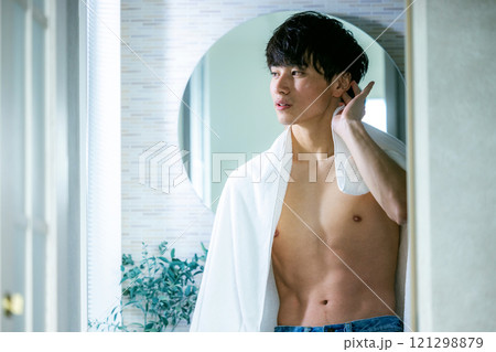 お風呂上がりの男性 121298879