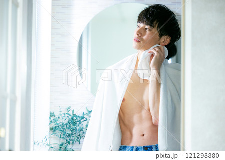 お風呂上がりの男性 お風呂上がりの男性 121298880