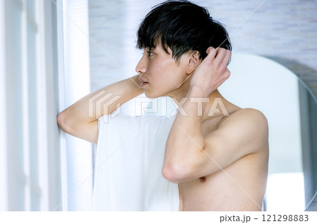お風呂上がりの男性 お風呂上がりの男性 121298883