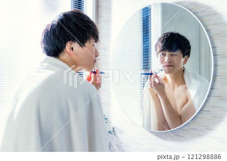 髭を剃る若い男性 髭を剃る若い男性 121298886