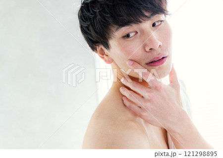 スキンケアする若い男性 121298895