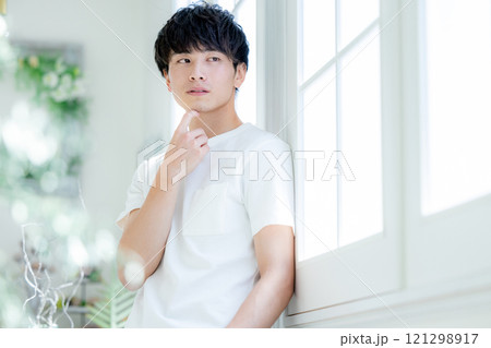 笑顔の若い男性 121298917