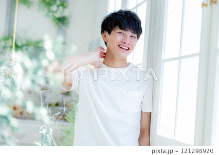 笑顔の若い男性 121298920