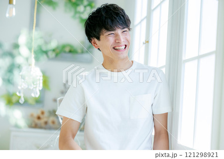 笑顔の若い男性 121298921