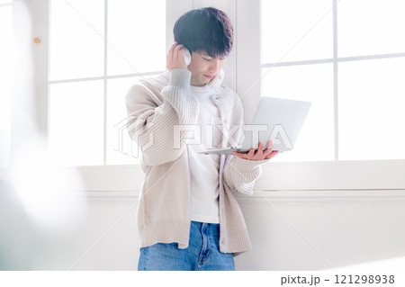 パソコンを見る男性 121298938