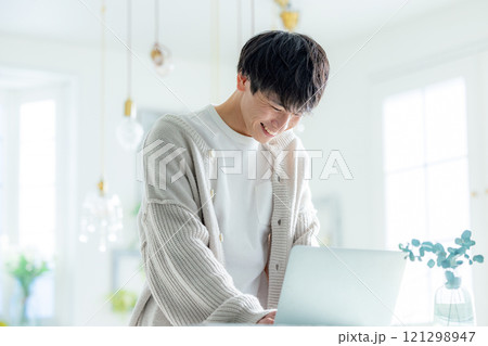 パソコンを使う若い男性 121298947