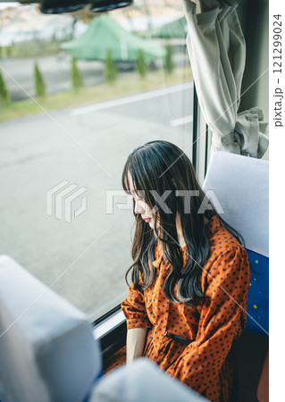 バスに乗る若い女性　撮影協力・羽後交通 121299024