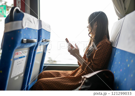 バスに乗る若い女性　撮影協力・羽後交通 121299033