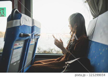 バスに乗る若い女性　撮影協力・羽後交通 121299034