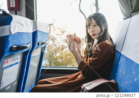 バスに乗る若い女性 撮影協力・羽後交通 バスに乗る若い女性 撮影協力・羽後交通 121299037