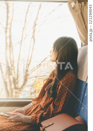 バスに乗る若い女性　撮影協力・羽後交通 121299043