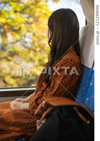 バスに乗る若い女性　撮影協力・羽後交通 121299046