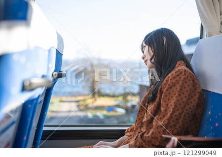 バスに乗る若い女性　撮影協力・羽後交通 121299049