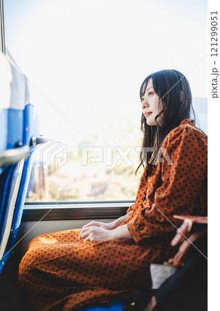 バスに乗る若い女性　撮影協力・羽後交通 121299051