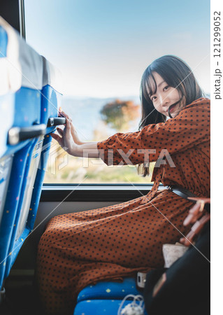 バスに乗る若い女性　撮影協力・羽後交通 121299052