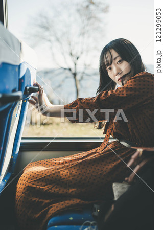 バスに乗る若い女性 撮影協力・羽後交通 バスに乗る若い女性 撮影協力・羽後交通 121299053