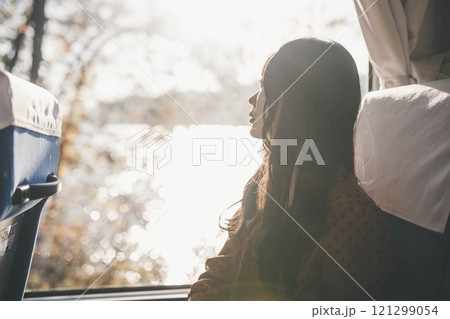 バスに乗る若い女性　撮影協力・羽後交通 121299054