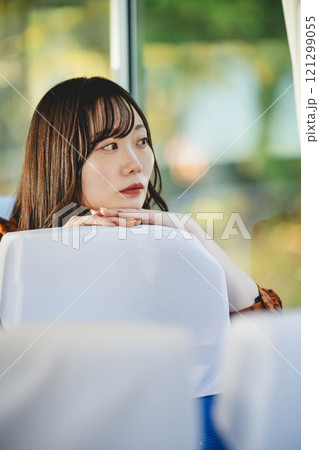 バスに乗る若い女性　撮影協力・羽後交通 121299055