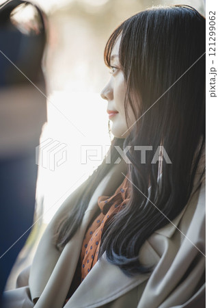 バスに乗る若い女性 撮影協力・羽後交通 バスに乗る若い女性 撮影協力・羽後交通 121299062