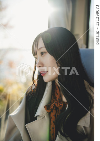 バスに乗る若い女性 撮影協力・羽後交通 バスに乗る若い女性 撮影協力・羽後交通 121299073
