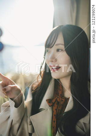 バスに乗る若い女性 撮影協力・羽後交通 バスに乗る若い女性 撮影協力・羽後交通 121299074