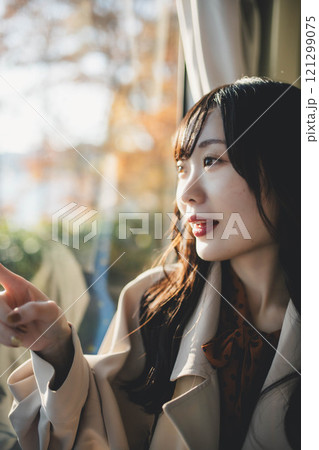 バスに乗る若い女性 撮影協力・羽後交通 バスに乗る若い女性 撮影協力・羽後交通 121299075