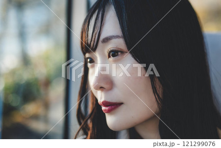 バスに乗る若い女性　撮影協力・羽後交通 121299076