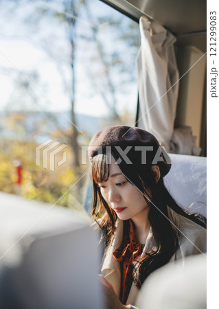 バスに乗る若い女性　撮影協力・羽後交通 121299083