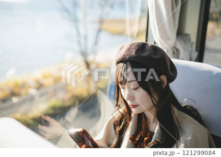 バスに乗る若い女性　撮影協力・羽後交通 121299084