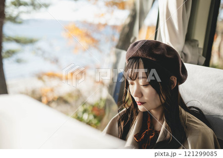 バスに乗る若い女性 撮影協力・羽後交通 バスに乗る若い女性 撮影協力・羽後交通 121299085