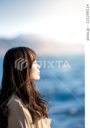 海を眺める女性 121299114
