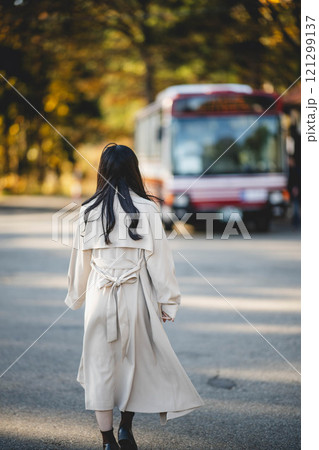 バスと女性　撮影協力・羽後交通 121299137