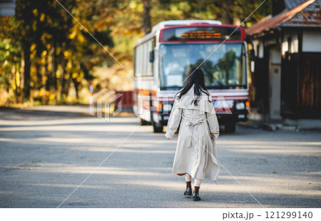 バスと女性 撮影協力・羽後交通 バスと女性 撮影協力・羽後交通 121299140