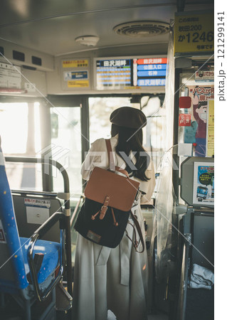 バスと女性　撮影協力・羽後交通 121299141