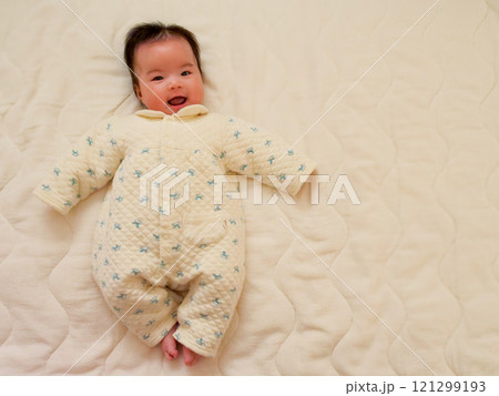 笑顔で過ごす機嫌のいい赤ちゃん 121299193