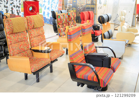 小倉工場鉄道ランドで展示される座席サンプル（JR九州） 121299209