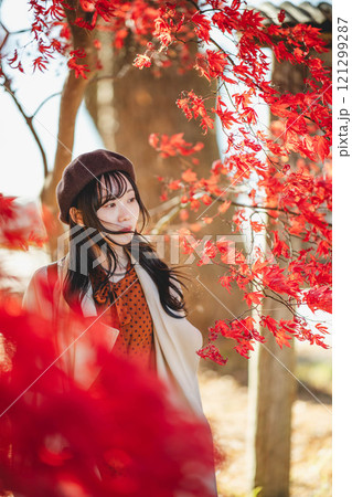 紅葉狩りをしているベレー帽を被った若い女性 紅葉狩りをしているベレー帽を被った若い女性 121299287
