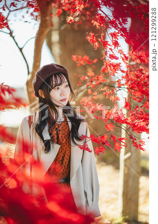 紅葉狩りをしているベレー帽を被った若い女性 121299288